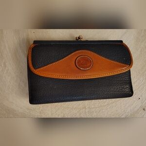 VINTAGE Dooney & Bourke Classic Pebbled Women's Leather Wallet Clutch